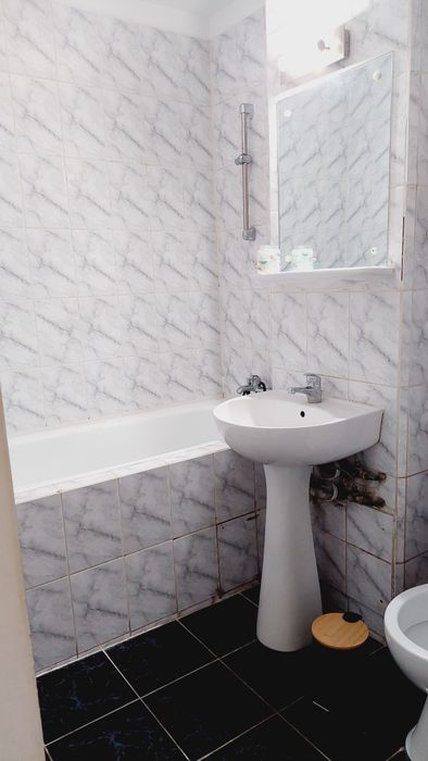 Închiriez apartament 3 camere