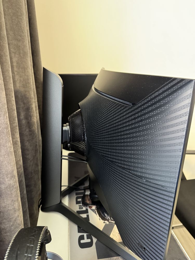 Samsung Odyssey G7 QLED 27”