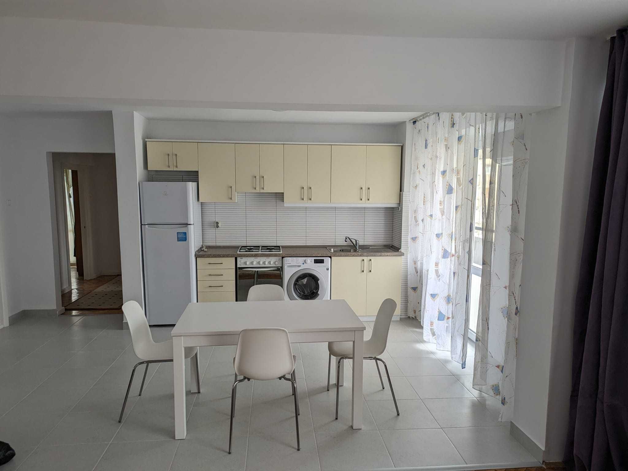 Inchiriez apartament 4 camere mobilat si utilat , zona  Nufarul