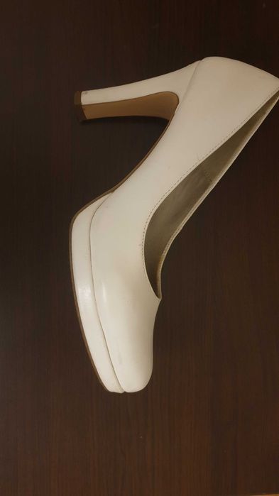 Обувки дамски бели