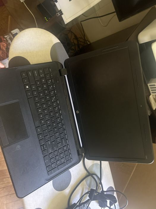 Laptop Hp-monitor cu 3 pete negre dar functional