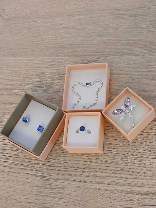 Bijuterii din argint cu pietre – model deosebit, lucrat fin