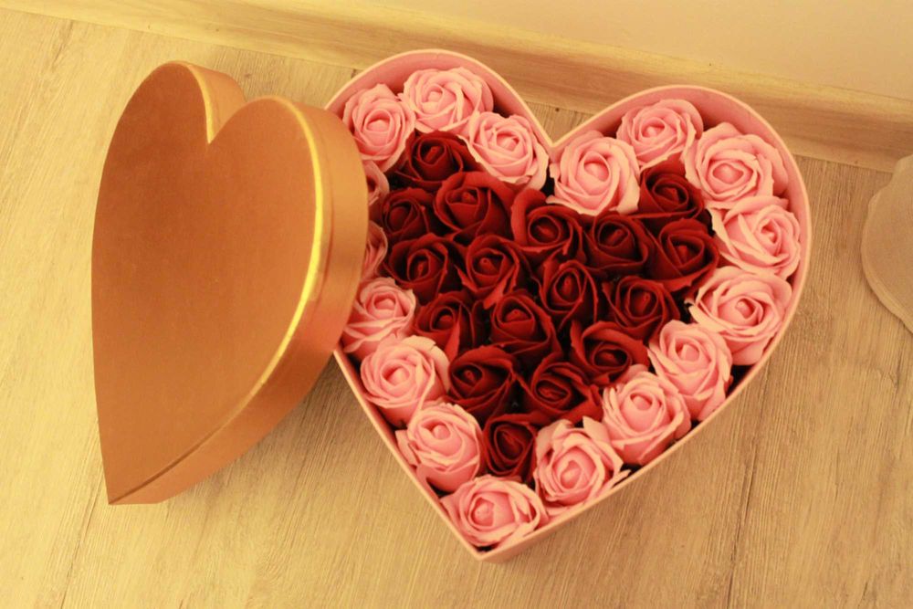 Cutie inimă cu trandafiri roșii și roz