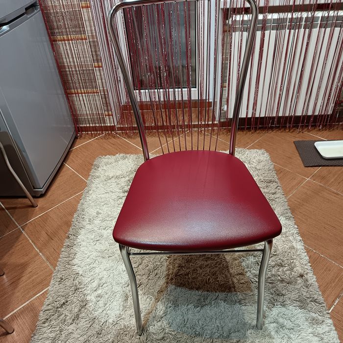 4 кухонных стула.