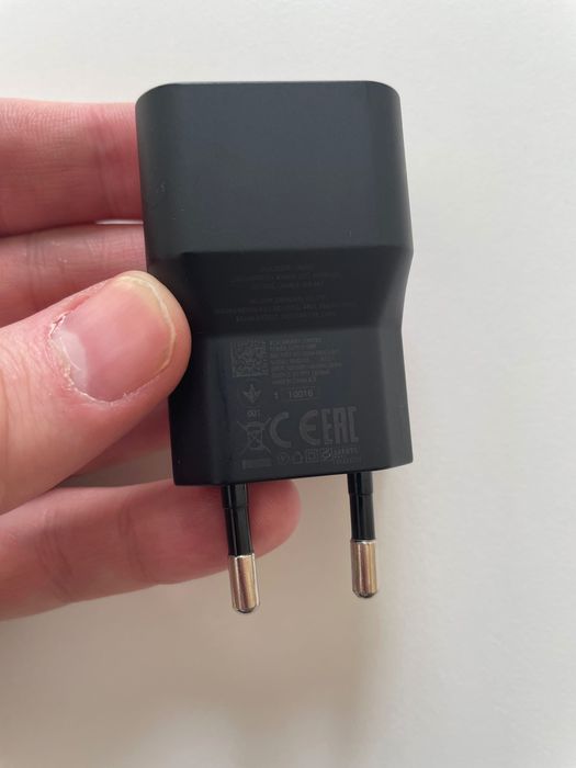 Vand incarcatoare si cabluri pentru telefoane mobile sau tablete