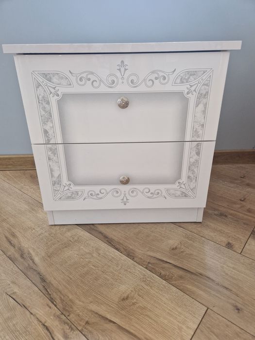 Vand o noptiera eleganta de dormitor