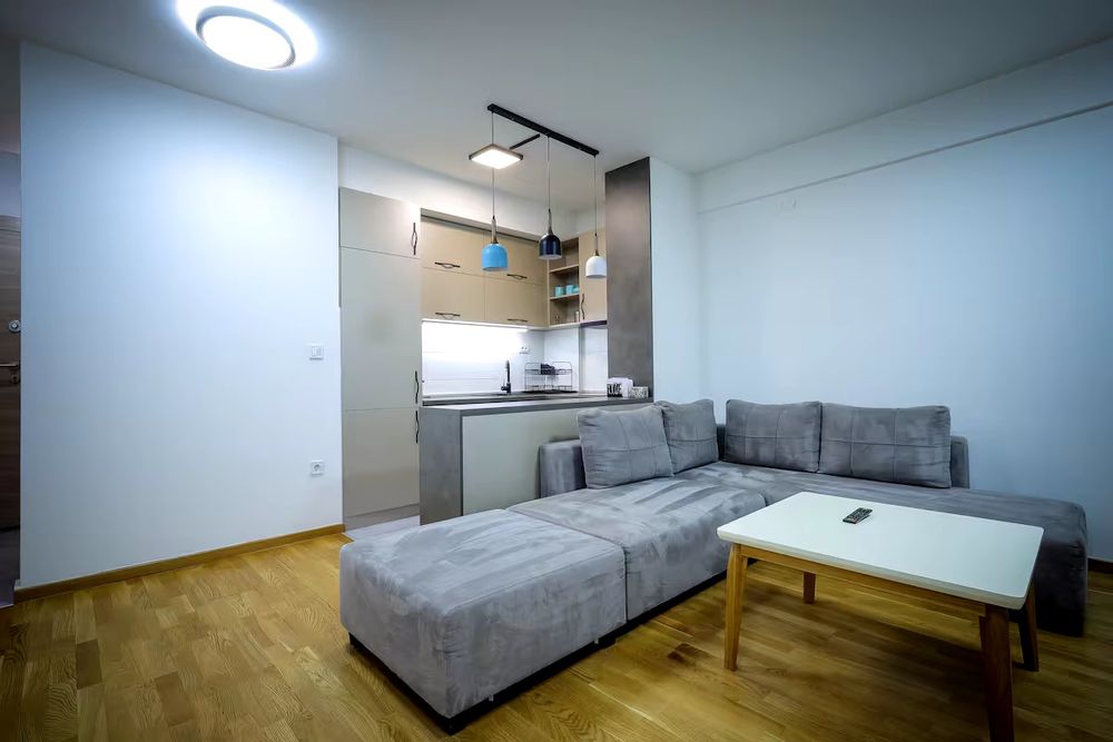 Тристаен обзаведен апартамент под наем в кв. Света Троица