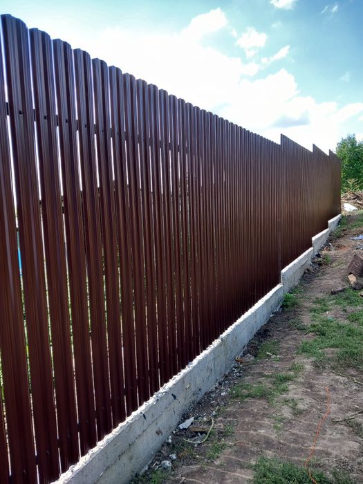 Construim garduri și porți la comanda clientului