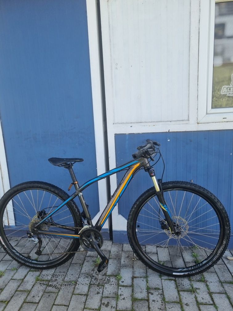 Bicicleta Specialized Rockhopper 2023 Cube