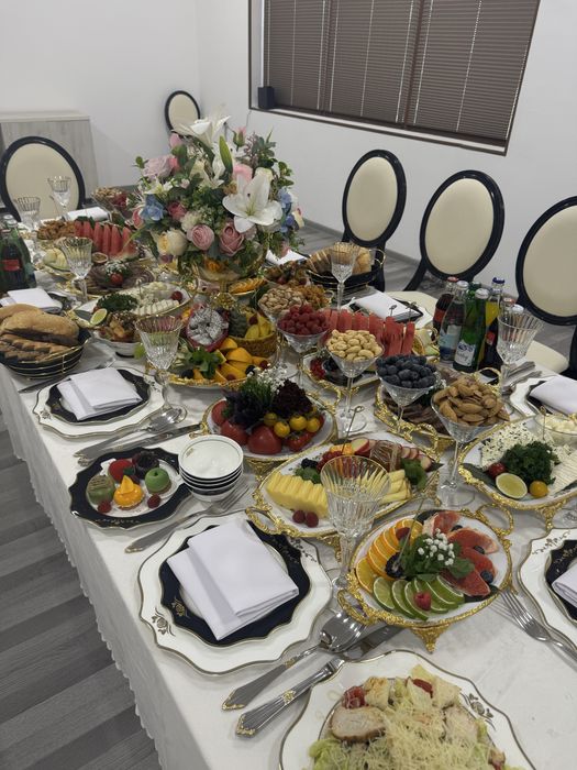 Kofe brek furshet obed catering stol furshetniy prakat beramiza