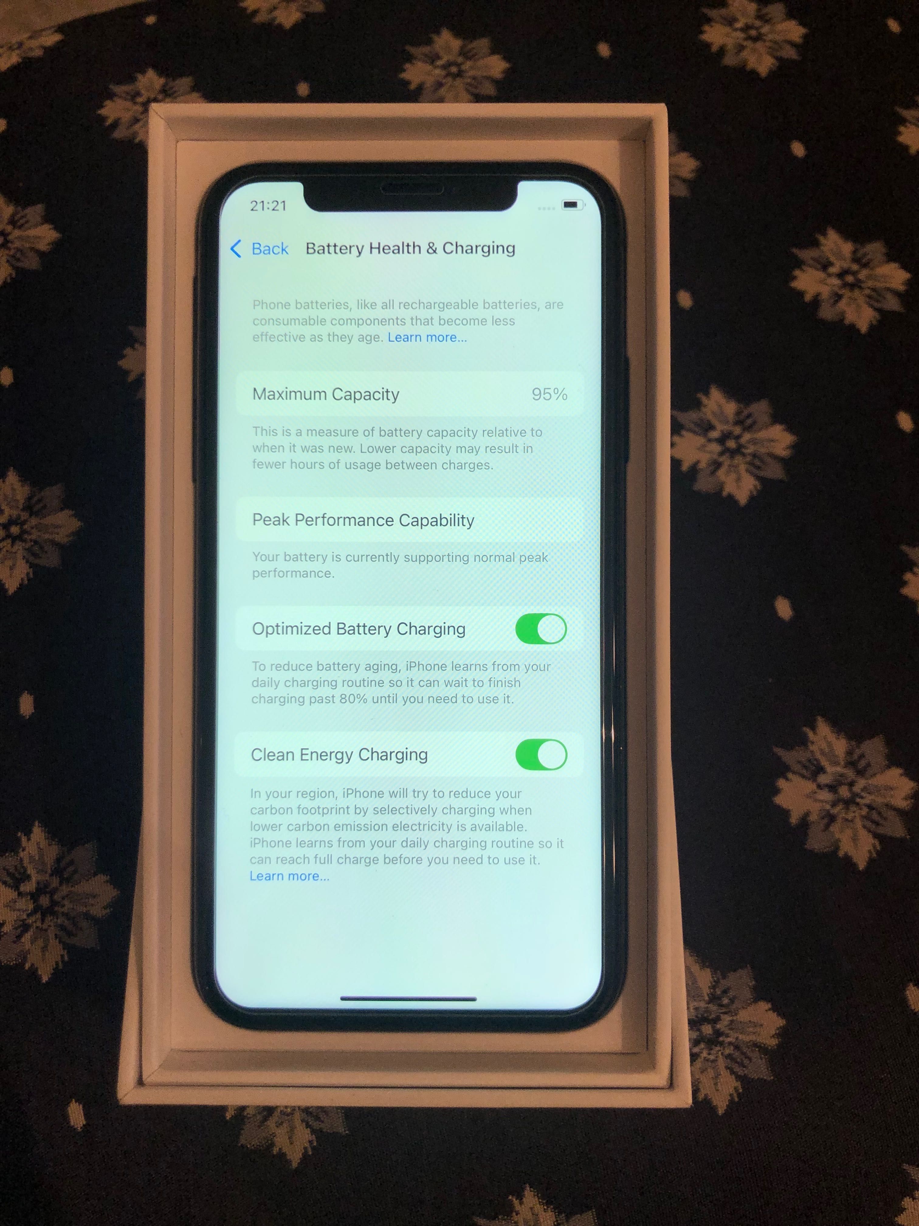 Продавам черен iPhone XS 256GB.