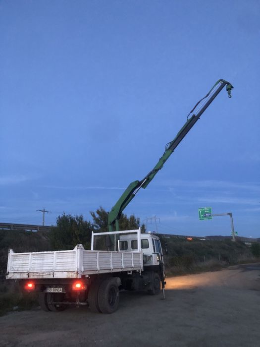 Camion cu macara basculabil