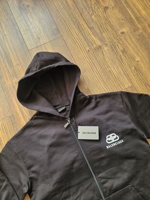 Страхотен мъжки суитчър Balensiaga размер S M L XL 2XL
BALENCIAGA 
Раз