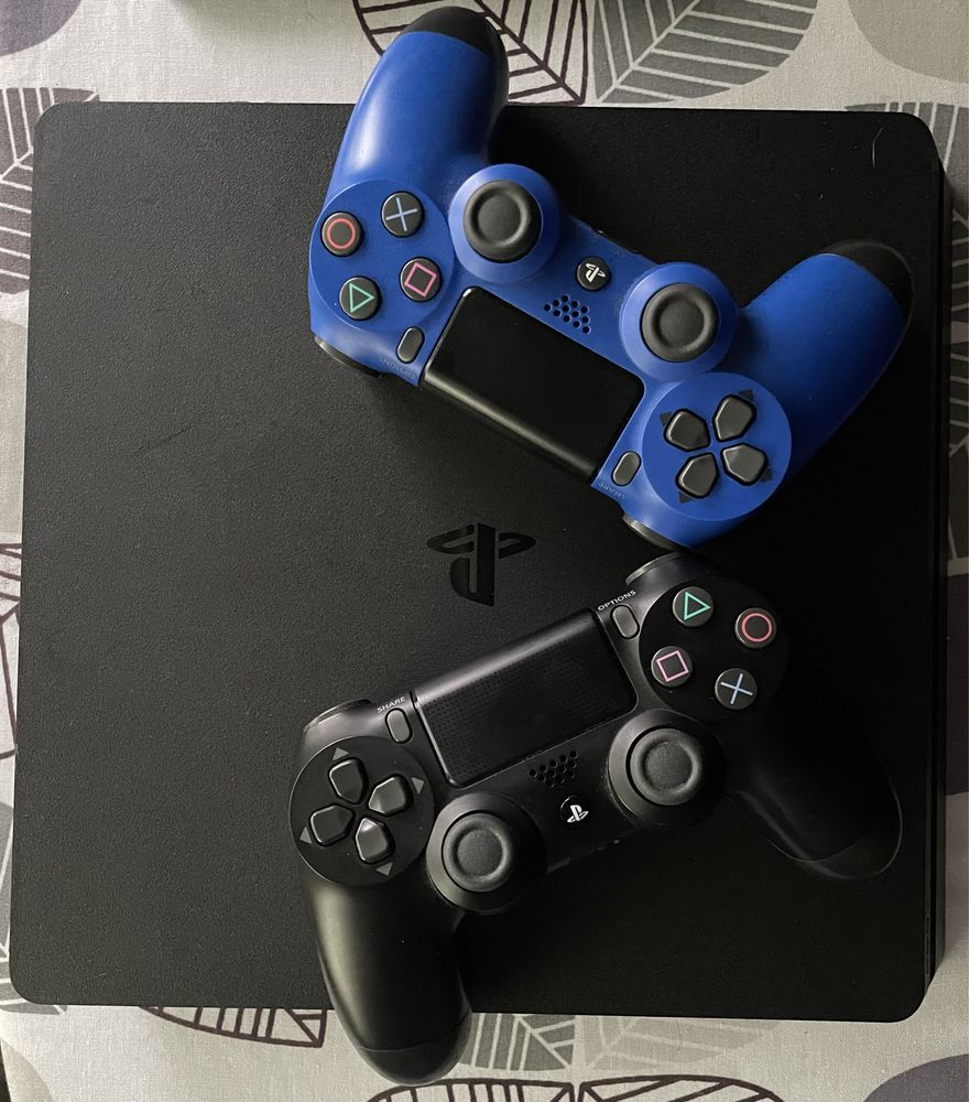 Продам PS4 Slim 1TB с 2 джостиками и подписой Ехтра до мая 2025