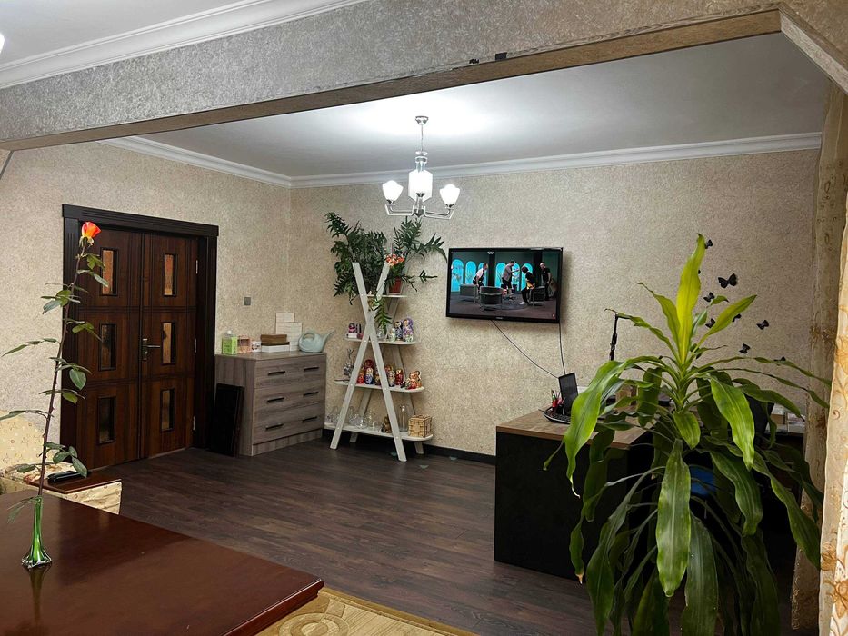 Продам свою просторную 4/5/5-квартиру улучшенной планировки!