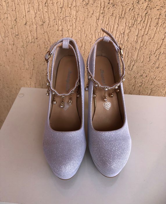 Бяла сватбена рокля