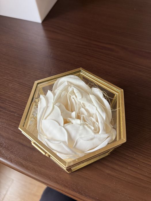 Елегантна Кутийка за Сватбени Пръстени – Стъкло и Злато