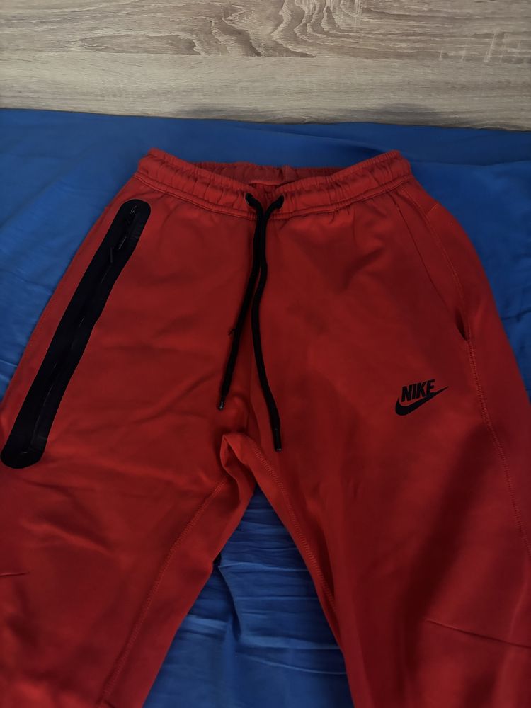 Продавам червен tech fleece