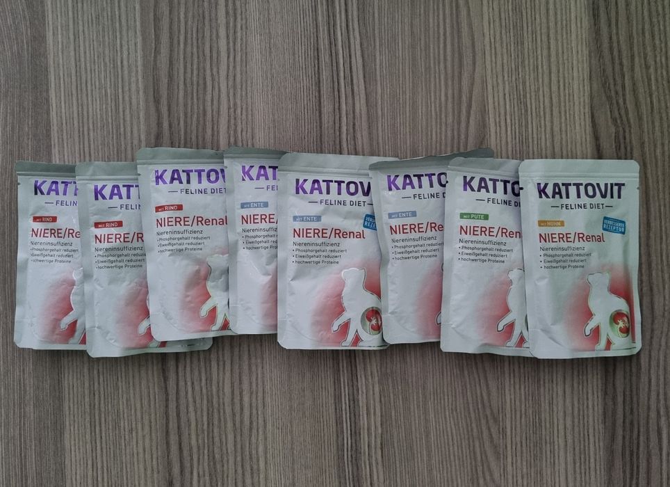 Vand mancare pentru pisici