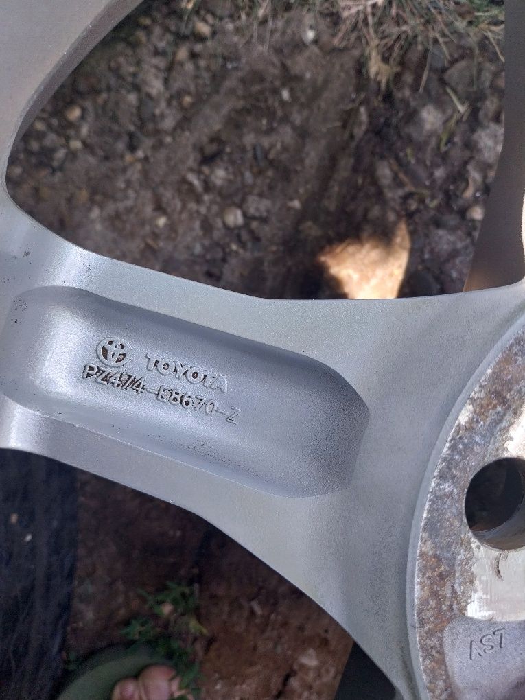 Оригинални алуминиеви джанти с нови летни гуми Toyota 5х114.3х16
