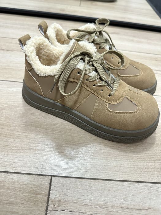 Утепленные кроссовки 38 размера