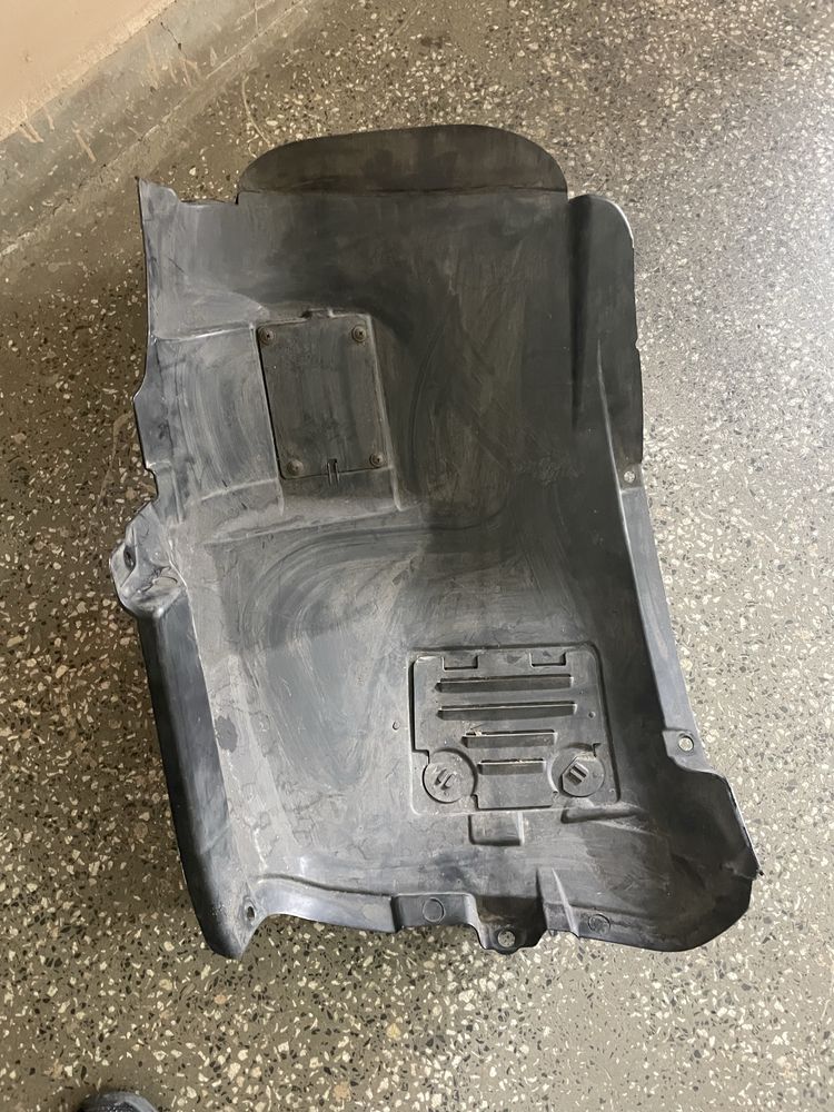 Преден ляв подкалник за BMW E90