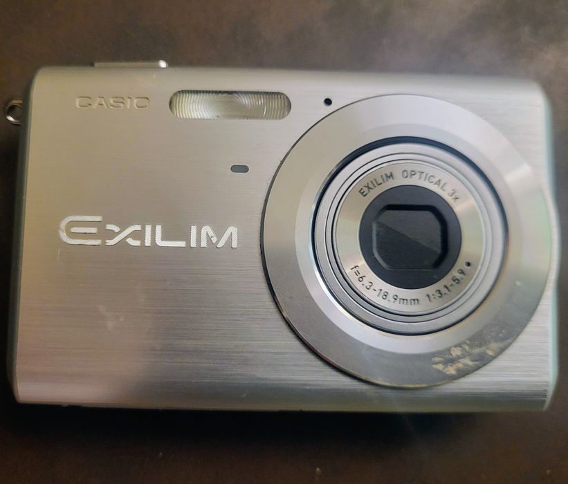 Продавам фотоапарат Casio EX-Z60