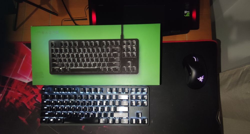 Vând tastatura și mouse razer