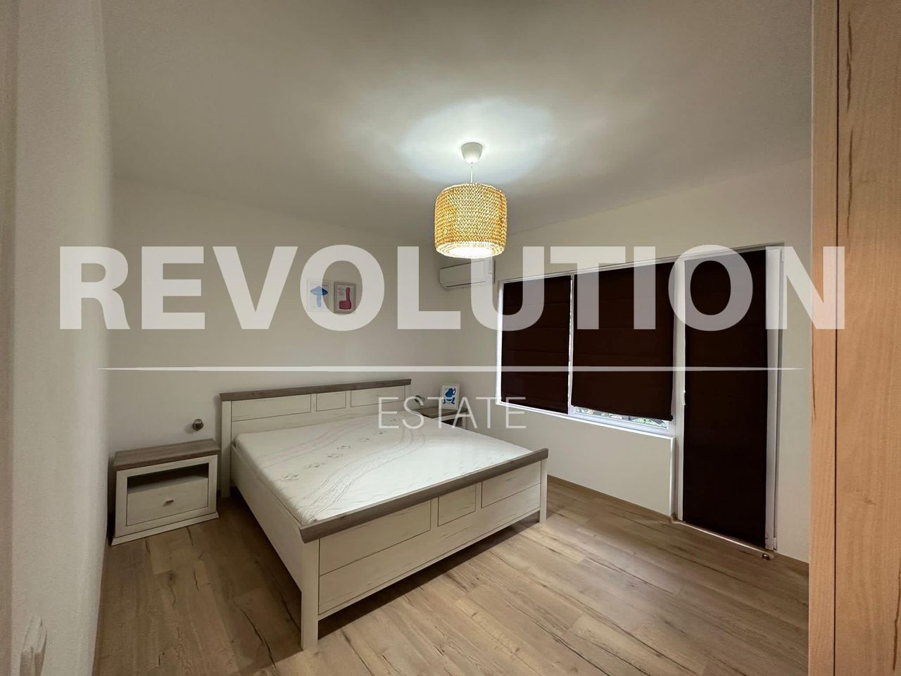 Дава се под наем Тристаен апартамент в Варна, Център - 100 кв.м за 1150 € - Снимка #2