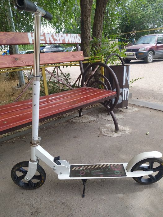 Самокат белого цвета.