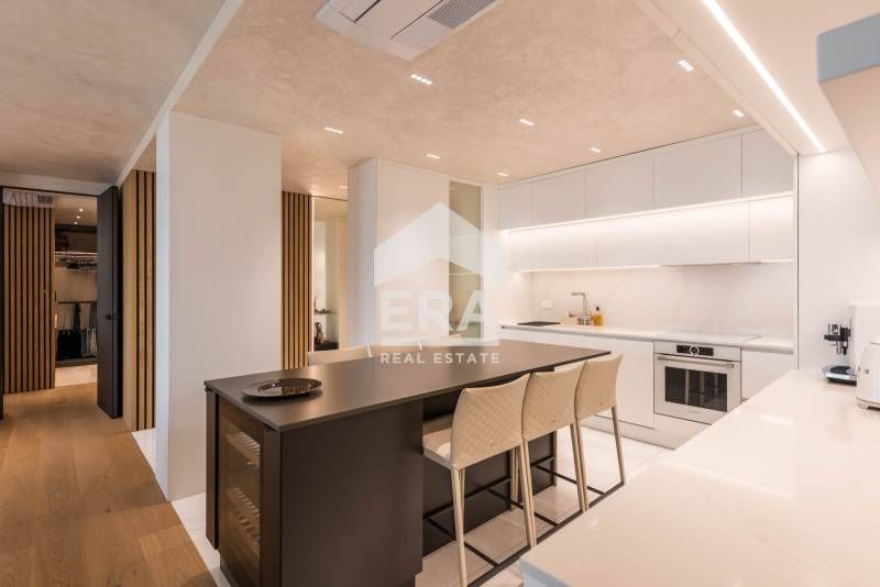 Тристаен, дизайнерски обзаведен, южен апартамент за продажба, с открит