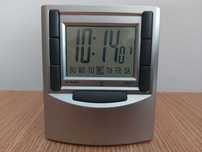 Ceas cu afisaj LCD pe sticla transparenta
