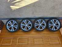 Jante aliaj R 18' echipate cu anvelope iarnă Bridgestone (dot 21