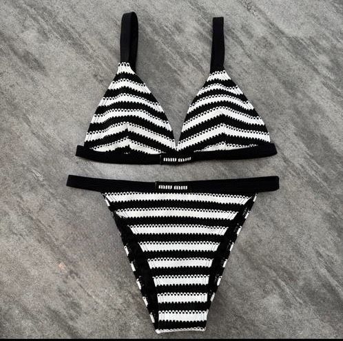 Costum de baie in dungi