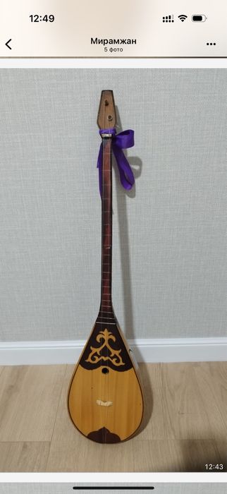 Домбыра для маленьких детей и большая домбыра