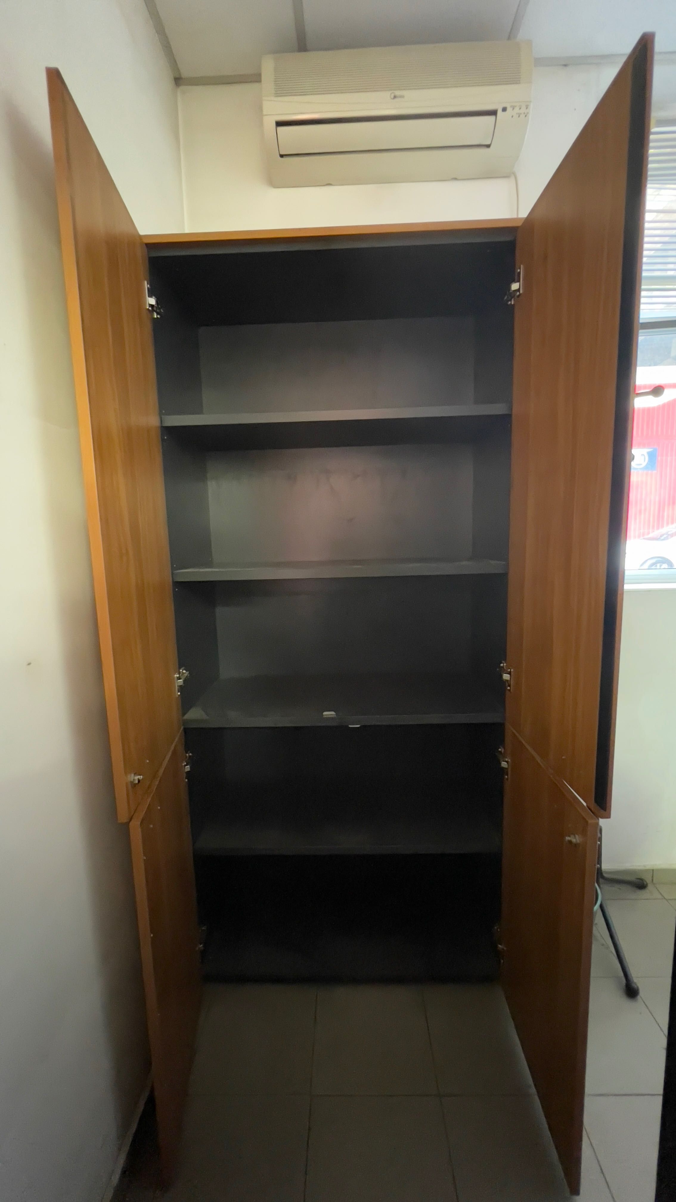 Офис оборудване комплект: шкаф за съхранение и контейнер за бюро