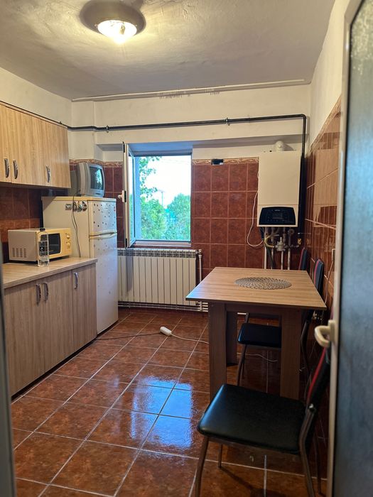 Ofer spre închiriere apartament cu 2 camere