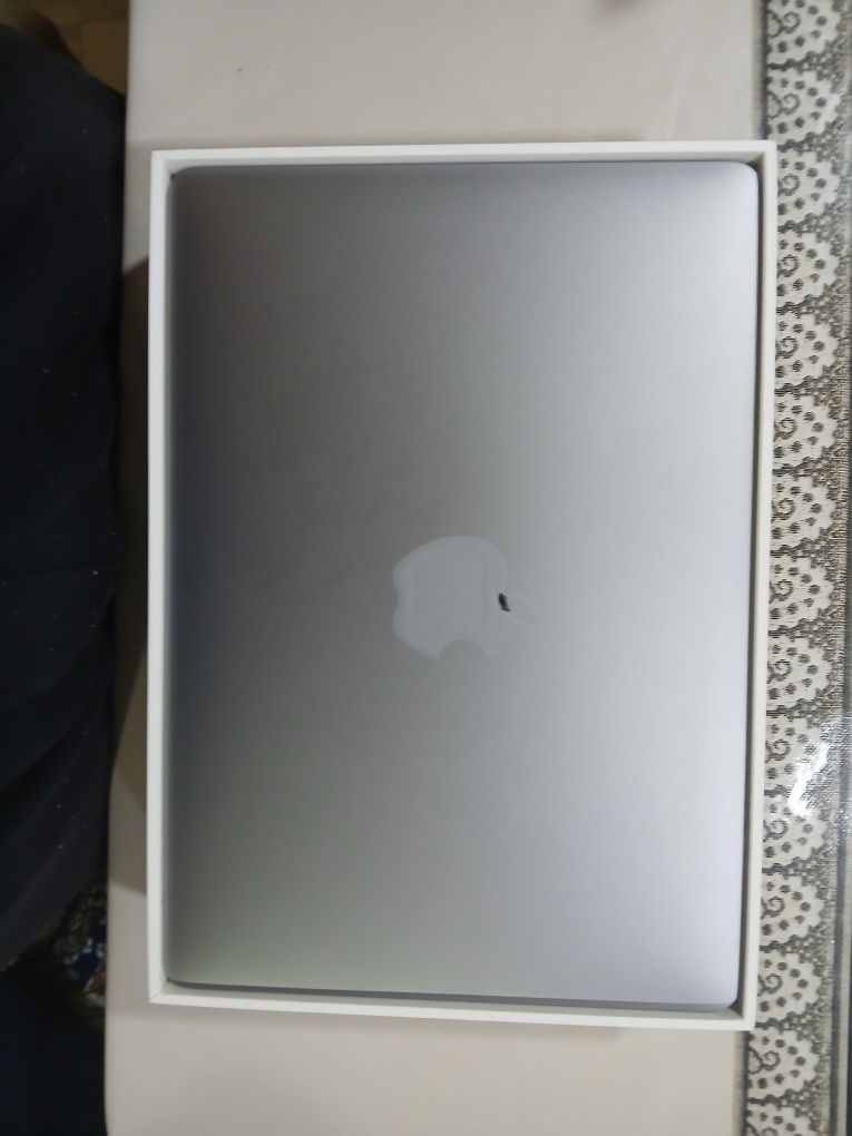 Macbook air M1 8/256 yangi 3ta sikil