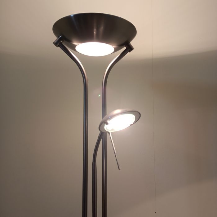 Vând lampă de podea 2 buc