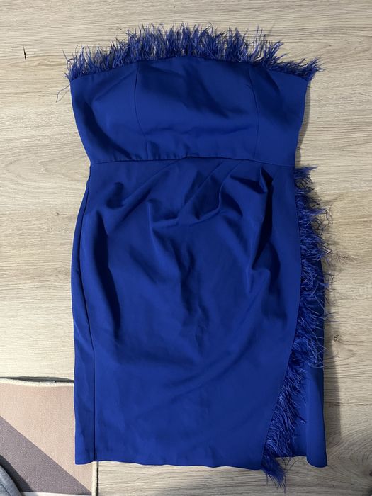 Рокля кралско синьо с пера