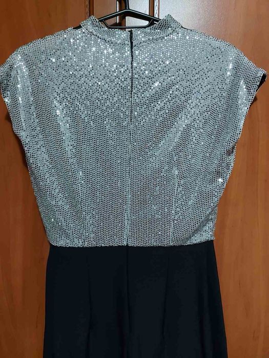 Рокля от нова колекция с черно и бляскаво