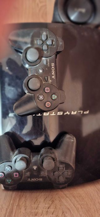 Ps3 cu 2manete,cu tot cu cablu de hd si de incarcare a manetelor