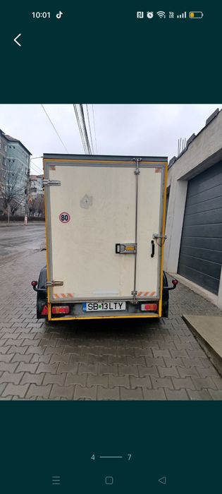Remorcă carosată dublu ax.