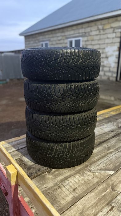 Продам зимние шипованные шины с дисками.