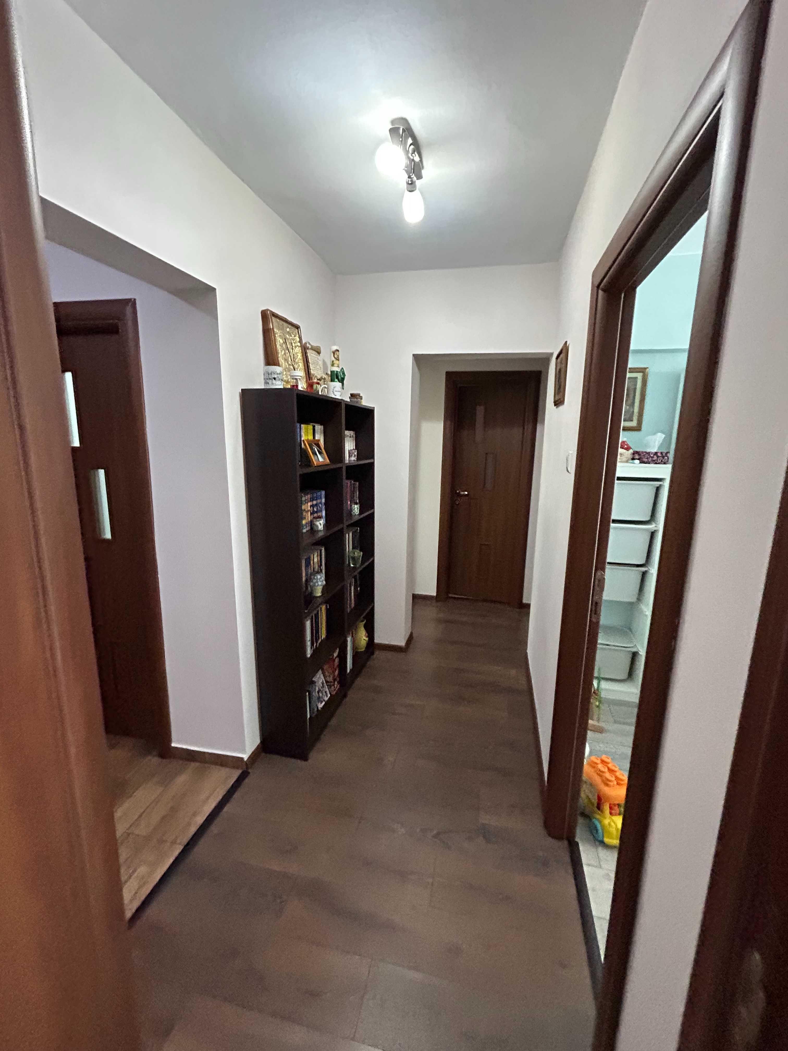 Apartament 3 camere- mobilat-metrou Râul Doamnei