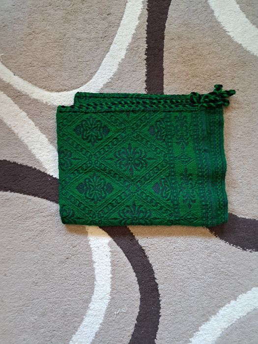 Чисто нови ръчно бродирани карета, вълнени кувертюри и плюшени ковьори