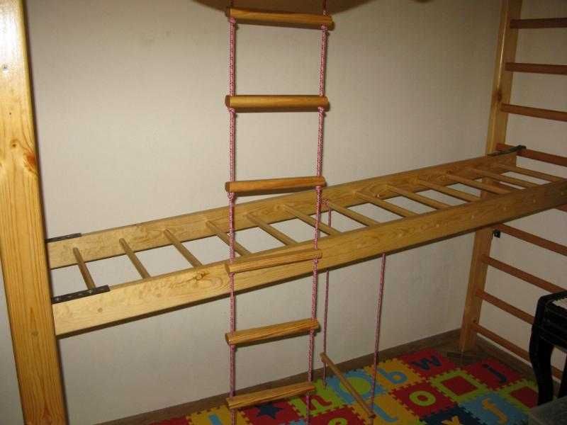 Деревянная шведская стенка с рукоходом