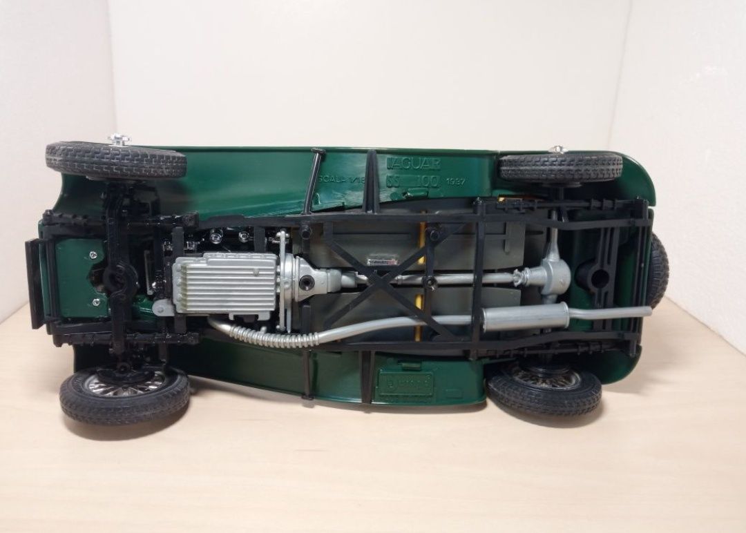 Jaguar SS100 anul 1937bburago 1:18
Scara 1:18
Bburago 

Preț pe bucata