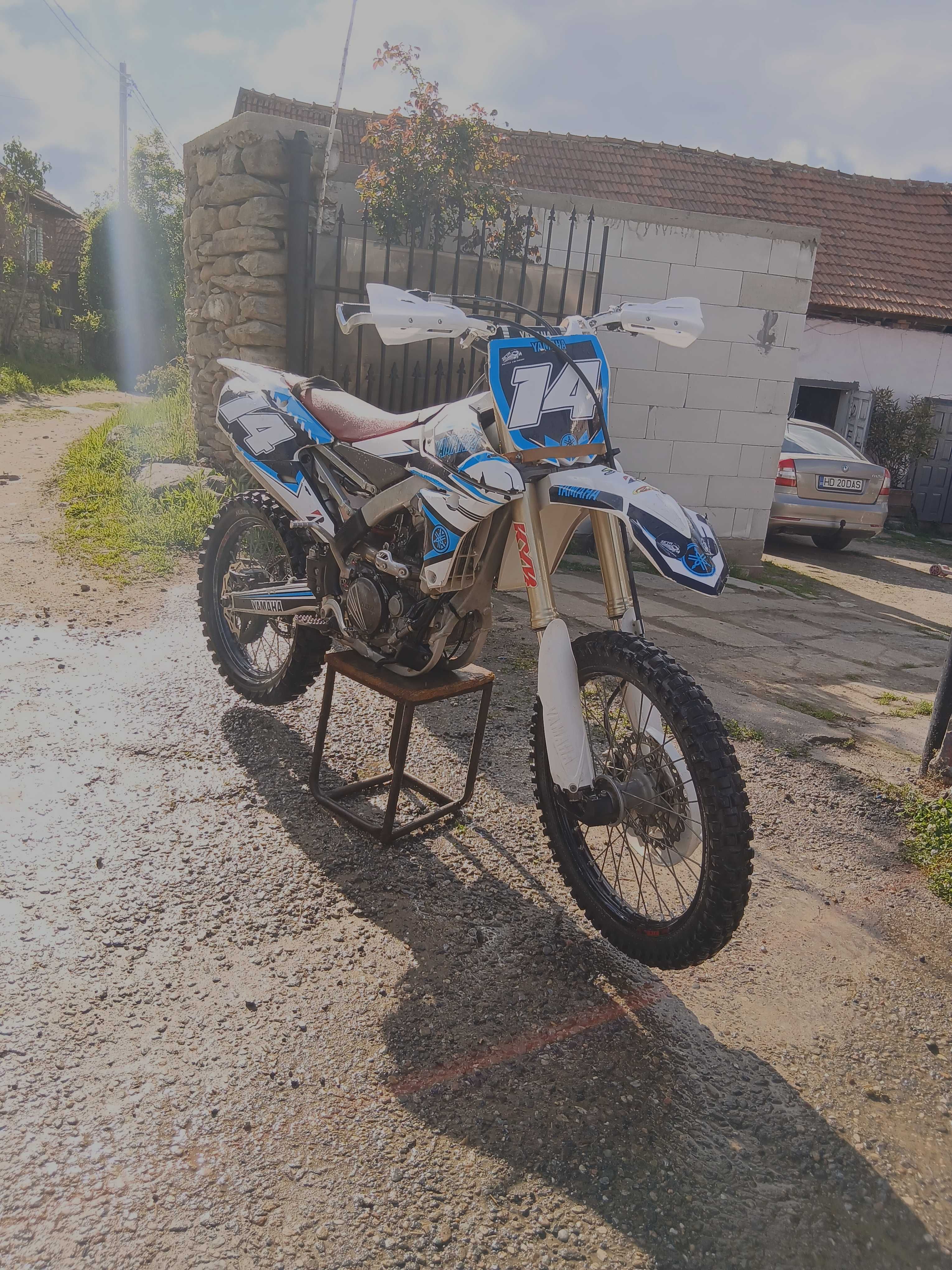 Vând yamaha yz250f