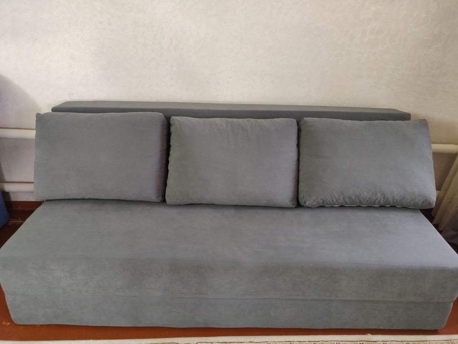 Безкаркасный диван с подушками